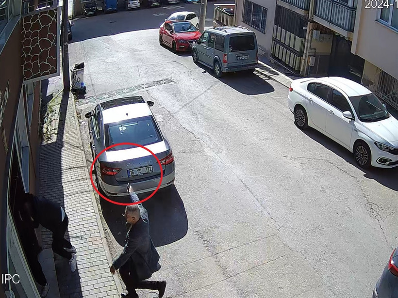 Ağzında Sigara, Elinde Silah... 'Pes' Dedirten Rahatlık! Çocuklarının Önünde Annelerini Katletti - Resim : 3