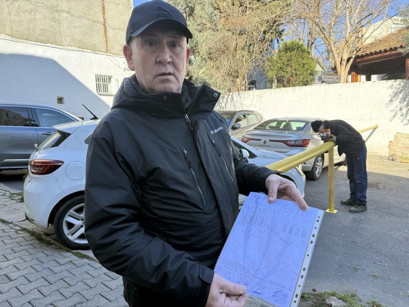 'Tapulu Arazim' Dedi, Bariyer Çekip Yolu Kesti - Resim : 2