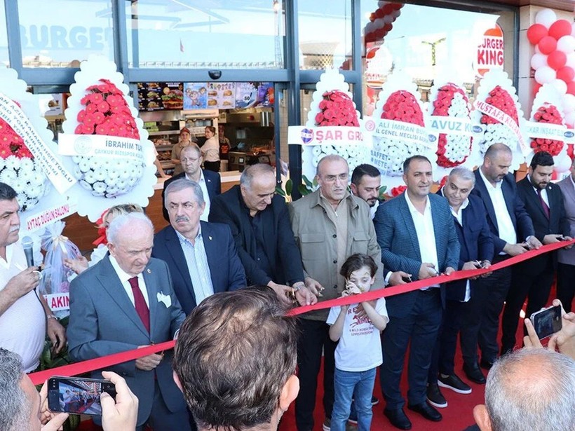 AKP’liler Boykot Kararını Tanımadı: Burger King Şubesini Dualar Eşliğinde Açtılar - Resim : 2