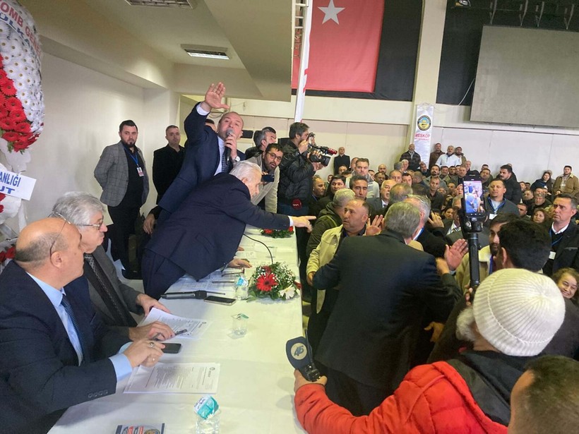 Kongrede Kriz: Yumruklar Havada Uçuştu, Başkan Maaşı 120 Bin TL'den 60 Bin TL'ye Düşürüldü - Resim : 3