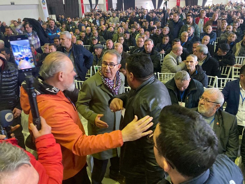 Kongrede Kriz: Yumruklar Havada Uçuştu, Başkan Maaşı 120 Bin TL'den 60 Bin TL'ye Düşürüldü - Resim : 4
