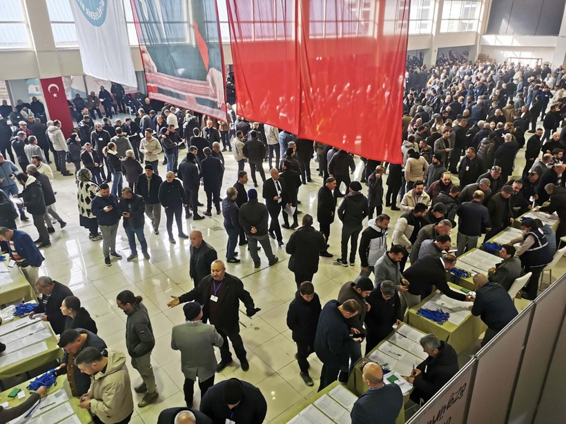 Kongrede Kriz: Yumruklar Havada Uçuştu, Başkan Maaşı 120 Bin TL'den 60 Bin TL'ye Düşürüldü - Resim : 2