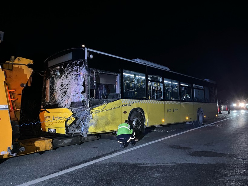 Sarıyer'de İETT Otobüsüyle Ticari Araç Kafa Kafaya Çarptı: 1 Ölü - Resim : 1