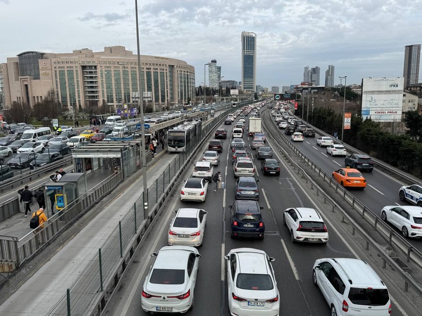 İstanbul'da Trafik Kilit! Harita Kıpkırmızı Oldu: Yoğunluk Yüzde 80'e Ulaştı - Resim : 2