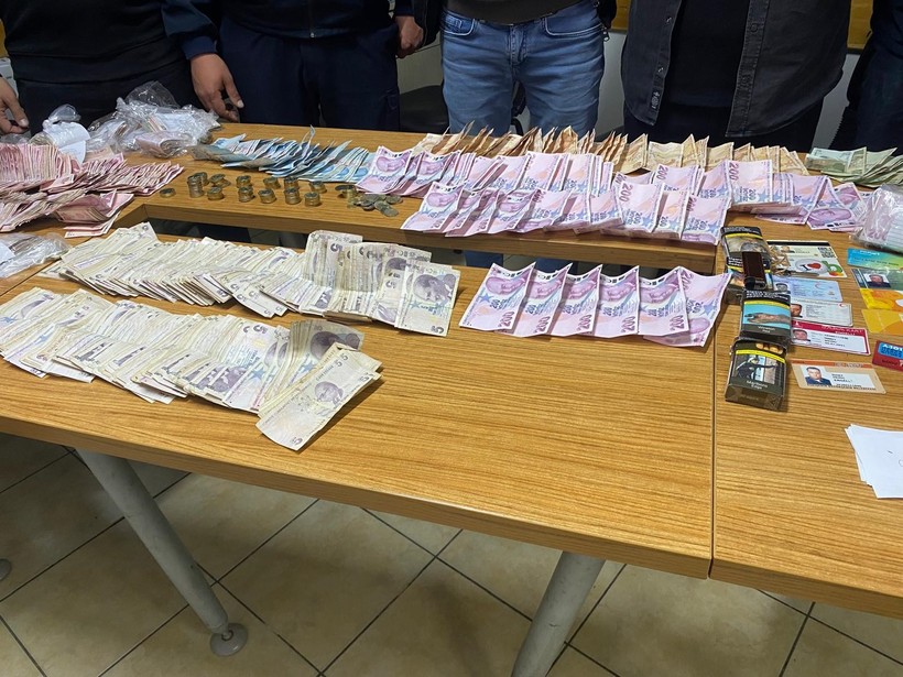 Görme Engelli Taklidi Yaparken Yakalandı, Üzerinden Çıkan Para Şoke Etti - Resim : 1