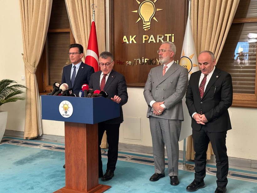 AKP Cephesinden İlk Yorum: DEM Parti'nin İmralı Heyeti Çalışmalarına Devam Edecek mi? - Resim : 2