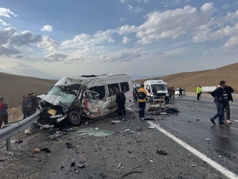 Van'da Feci Kaza! Yolcu Minibüsüyle Kamyonet Çarpıştı: Ölü ve Yaralılar Var - Resim : 2