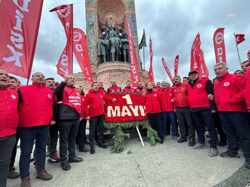 Sendikalar Taksim'e 1 Mayıs Çelengi Bıraktı - Resim : 1