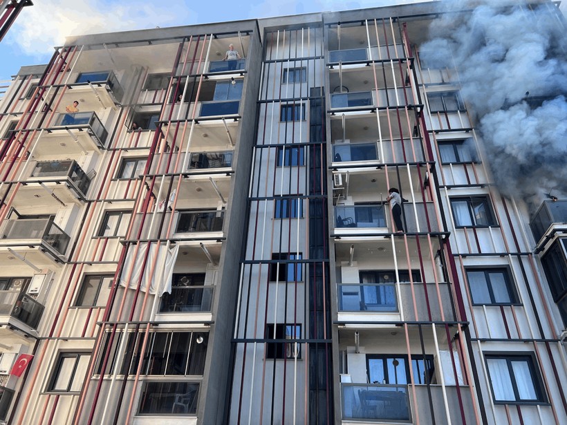 Çanakkale'de Korkuyla Yangından Kurtarılmayı Beklediler! 10 Kişi Hastanelik Oldu - Resim : 1