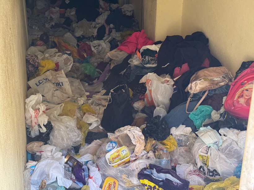 Bir 'Çöp Ev' Vakası Daha! Kötü Koku Mahalleyi Ayağa Kaldırdı, Mikrop Yuvasından Çıkanlar Şoke Etti - Resim : 1