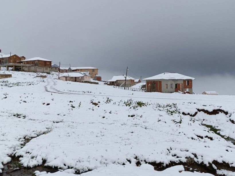 Bir Tarafta Alev Kapanı, Bir Tarafta Kar Fırtınası! Temmuzda Şaşırtan Manzara - Resim : 3