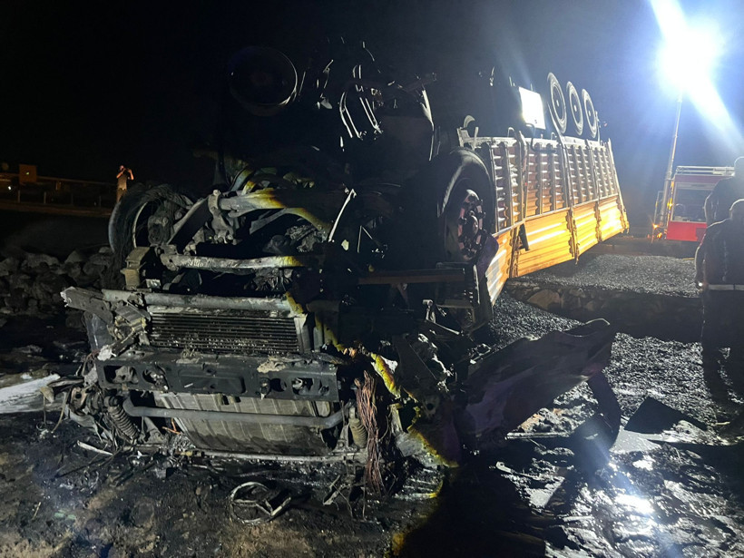 Mardin'de Feci Kaza... Devrilen TIR'da Mahsur Kalan Şoför Yanarak Can Verdi - Resim : 1