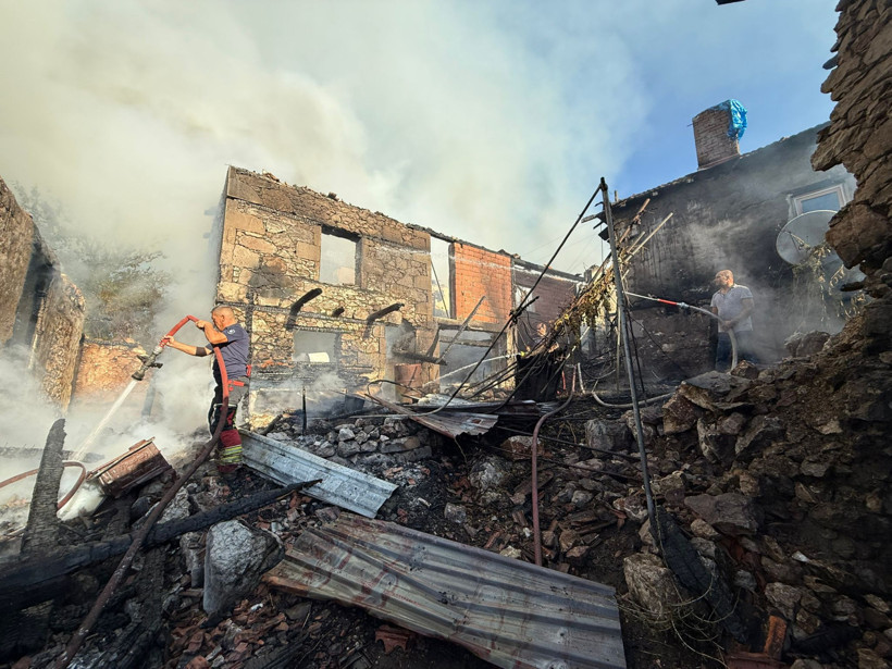 Balıkesir’de Kahreden İzler! 15 Evde Can Yakan Görüntü… Hepsi Küle Döndü - Resim : 2