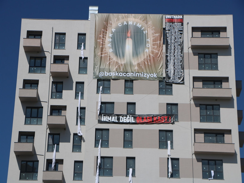 İnşa Ettikleri Binalara Astılar... Kartalkaya Faciasında Giden 78 Can İçin 78 Çarşaf - Resim : 1