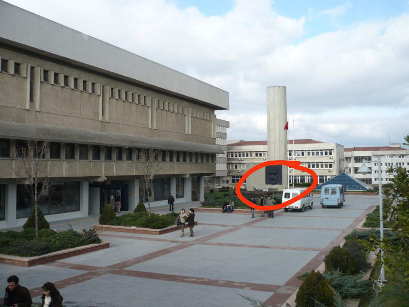 Boğaziçi Üniversitesi'nde Tepki Çeken Olay! Atatürk Büstünü Devirdiler - Resim : 1