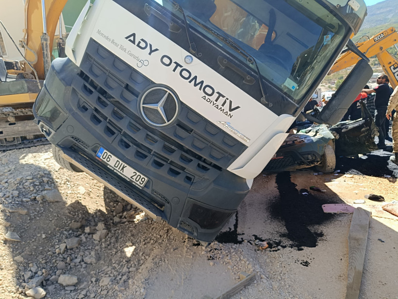 Adıyaman’da Kamyon Devrildi: Otomobil Sürücüsü Ezilerek Hayatını Kaybetti - Resim : 1