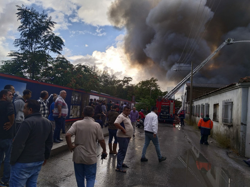 İzmir'de İnşaat Malzemeleri Bulunan Depoda Yangın! Alevlere Müdahale Sürüyor - Resim : 1