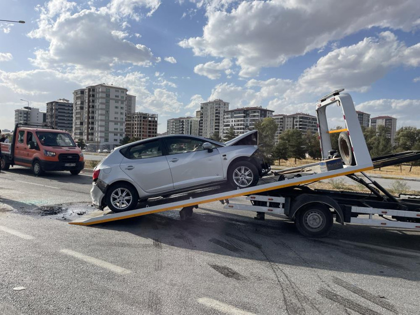Sivas'ta Zincirleme Kaza! 1 Ölü, 2'si Çocuk 4 Yaralı - Resim : 2