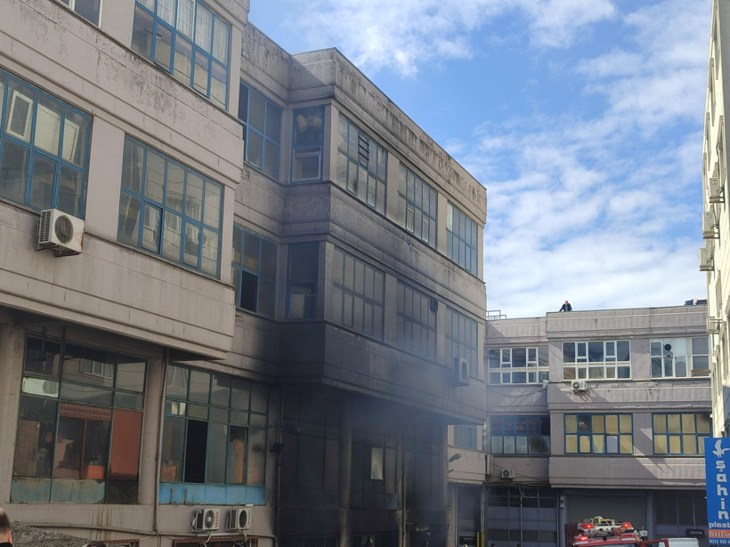 Eyüpsultan'da Plastik Deposunda Yangın Paniği! Alevler Kontrol Altına Alındı - Resim : 1