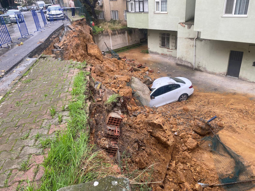 İstinat Duvarı Araçların Üzerine Çöktü! Maltepe’de Korku Dolu Anlar - Resim : 4