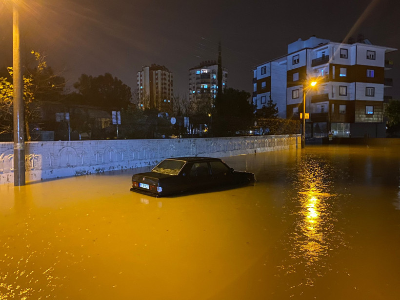 Antalya'yı Sağanak Vurdu: Yollar Kapandı, Ev ve İş yerlerini Su Bastı - Resim : 1