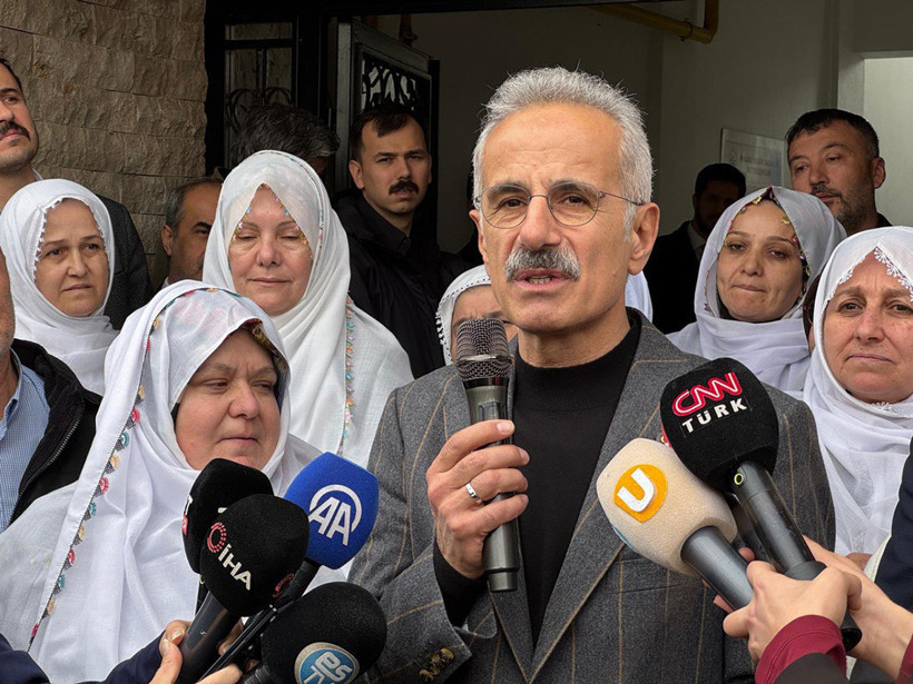 Kıyafeti Üzerinden Saldırıya Uğramıştı... Bakan Uraloğlu'ndan Ziyaret: 'Ellerine Fırsat Geçse...' - Resim : 1