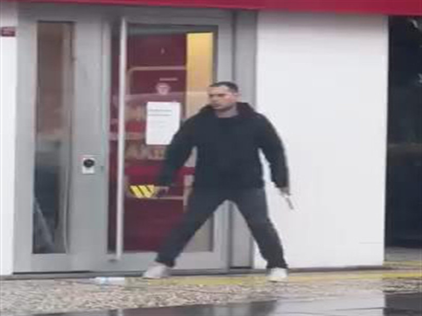 Takıntılı Erkek Banka Şubesinde Terör Estirdi: Soygunda Yeni Detaylar Ortaya Çıktı - Resim : 1