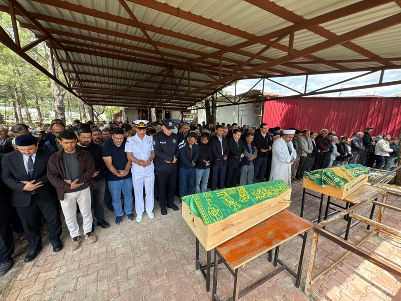 Mersin'de İki Kardeşe Acı Veda: Yan Yana Toprağa Verildiler - Resim : 2