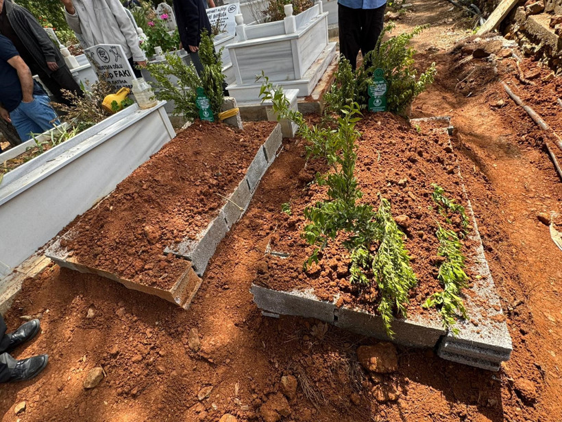 Mersin'de İki Kardeşe Acı Veda: Yan Yana Toprağa Verildiler - Resim : 3