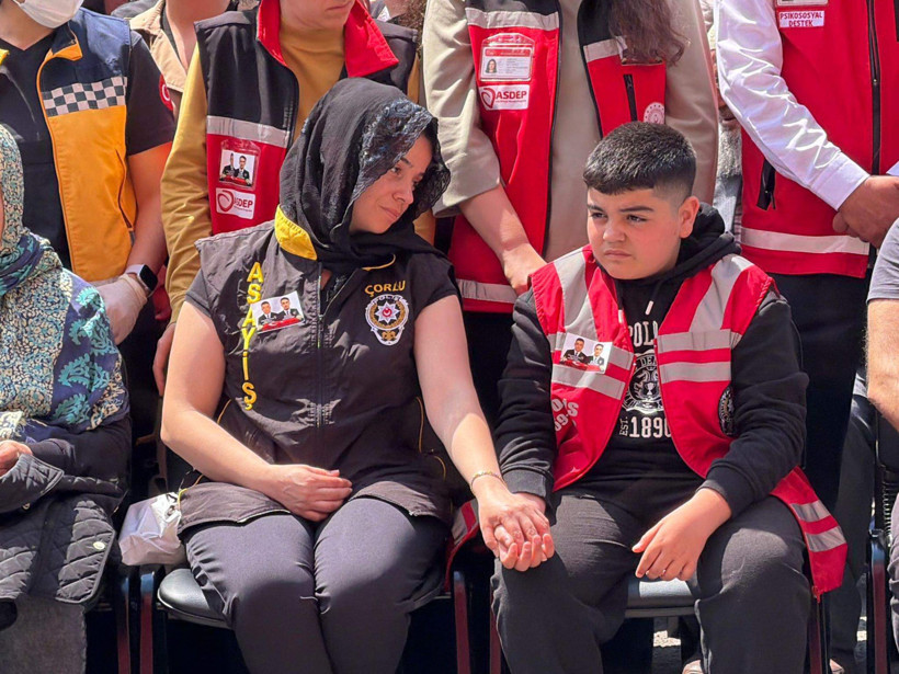 Şehitlerimiz Son Yolculuğuna Uğurlandı: Cenazede Kahreden Anlar! 'Samsun'un Yiğit, Van'ın Mert Bir Evladı' - Resim : 4