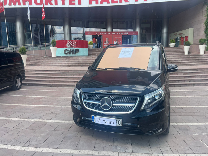Kılıçdaroğlu'ndan CHP Genel Merkez Önünde 'Arınma' Hamlesi: İki Araç Satışa Çıkarıldı - Resim : 1