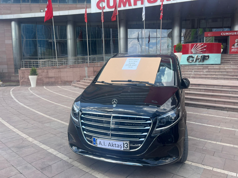 Kılıçdaroğlu'ndan CHP Genel Merkez Önünde 'Arınma' Hamlesi: İki Araç Satışa Çıkarıldı - Resim : 2
