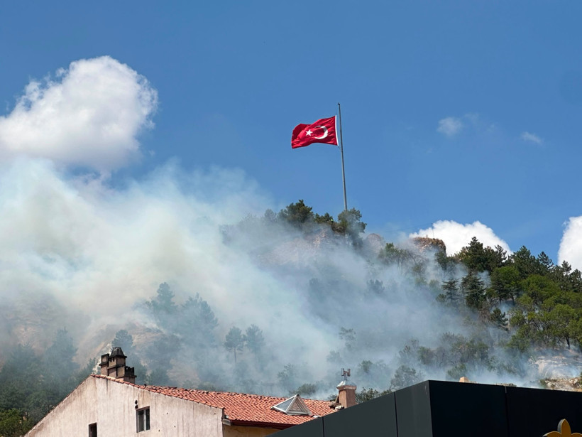 Tarihi Kütahya Kalesi’nin Etekleri Alev Alev Yanıyor - Resim : 1