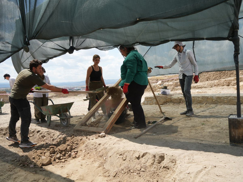 Karadeniz’in Zeugma’sı Gün Yüzüne Çıkıyor: 1800 Yıllık Gizemli Dev Roma Villası - Resim: 12