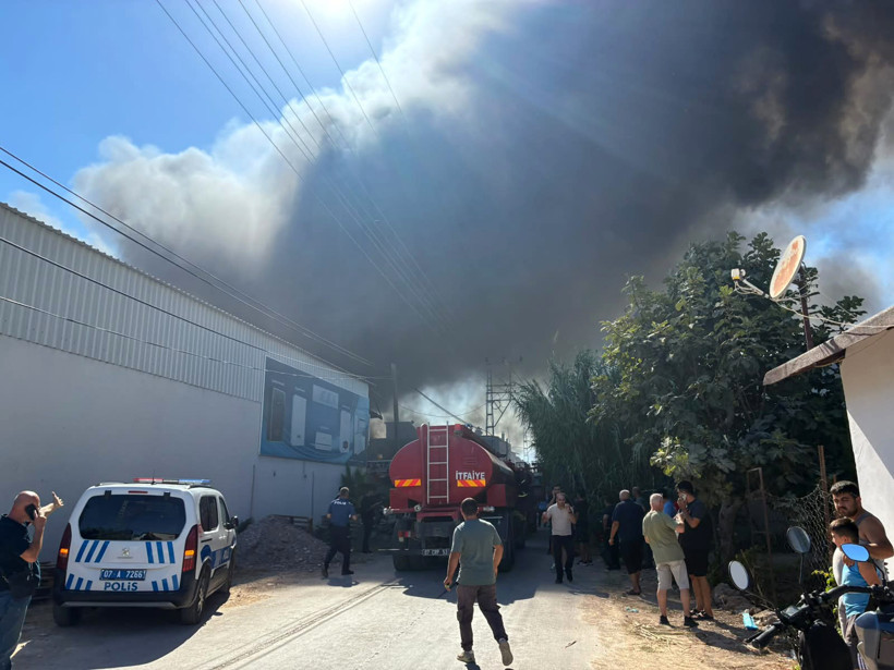Antalya’da Depo Yangını Paniği! Alevler Yanındaki Evi de Sardı, Yangın Kontrol Altına Alındı - Resim : 2