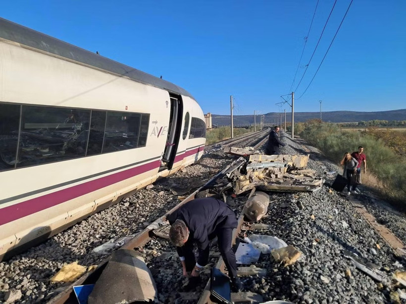 İspanya'da Tren Katliamı: Can Kaybı 68'e Yükseldi, Enkazda Köpeklerle Ceset Aranıyor - Resim : 1