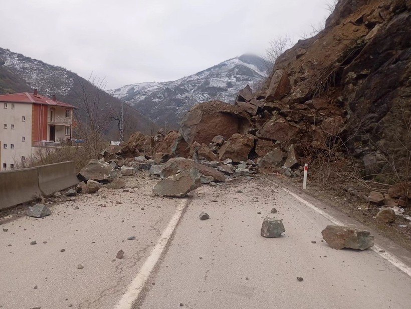 Ordu'da Heyelan: Dev Kayalar Yola Düştü, Karayolu Ulaşıma Kapandı - Resim : 2