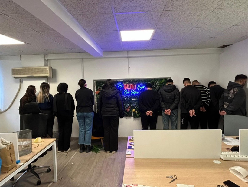 Forex Dolandırıcılarının &Ccedil;ağrı Merkezine Operasyon: Polisi G&ouml;ren Delilleri Camdan Attı: 17 G&ouml;zaltı - Resim : 3