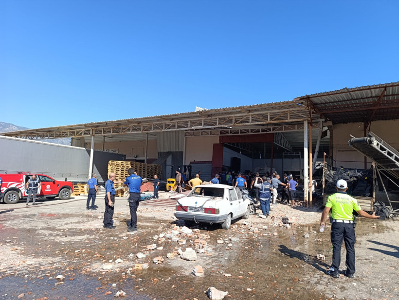 Antalya'da Meyve Halinde Yürekleri Ağza Getiren Patlama! Yaralılar Var - Resim : 3