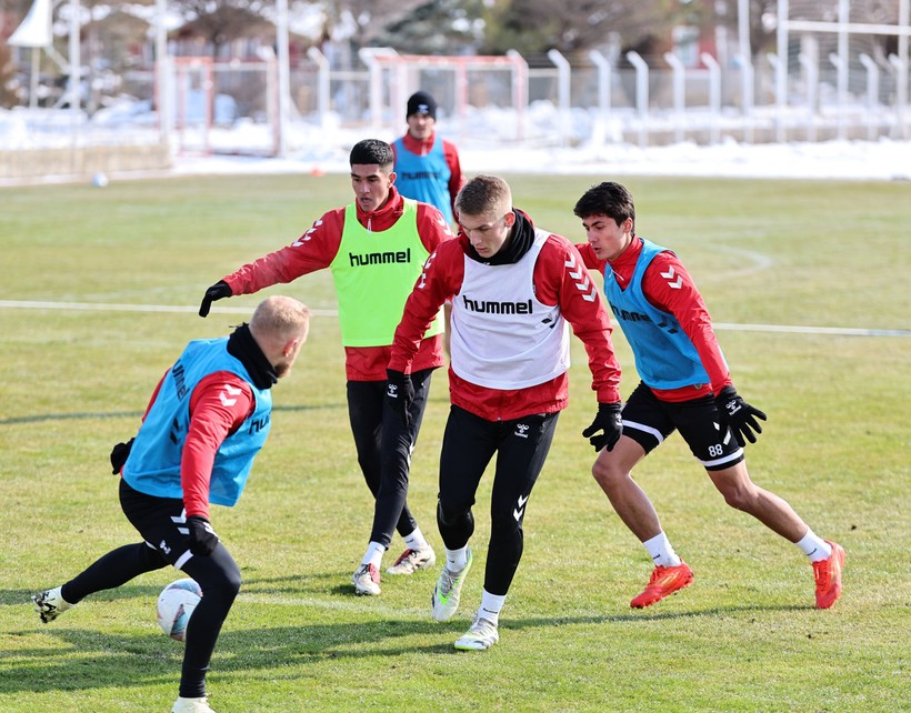 Sivasspor, Gaziantep FK Maçının Startını Verdi   - Resim : 2