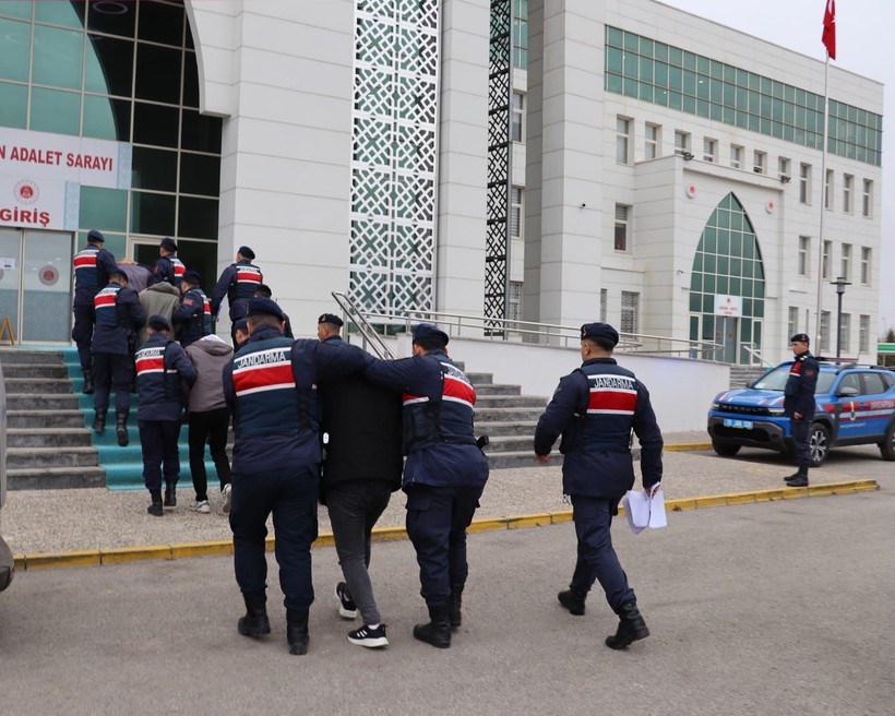 Hapis Cezası Bulunan 4 Kişi Jandarmadan Kaçamadı - Resim : 1