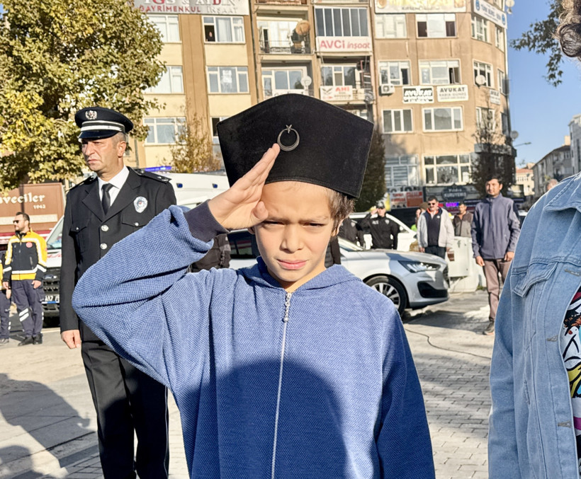 10 Kasım 09.05'te Hayat Durdu... Tüm Türkiye'den 'ATA'sına Saygı Duruşu - Resim : 11