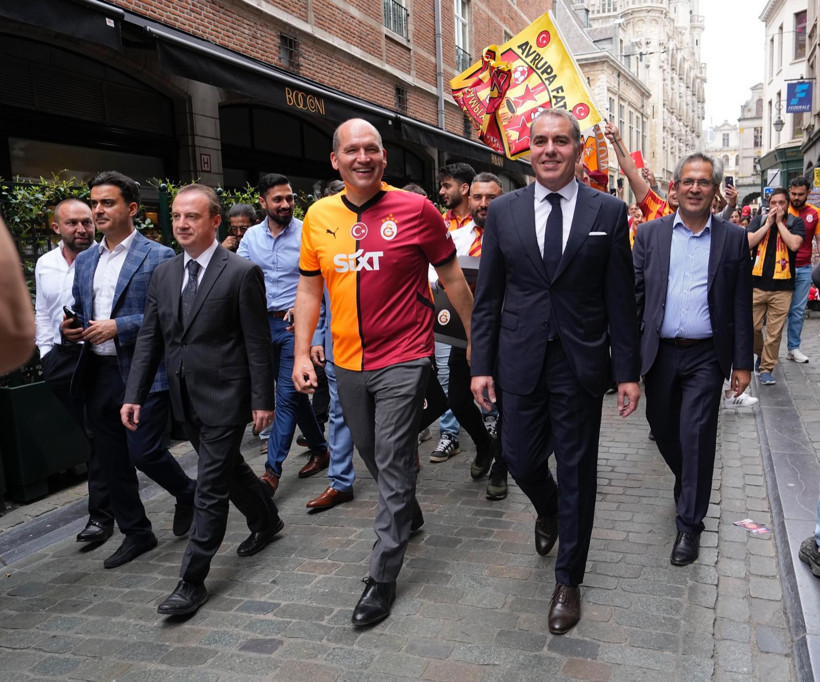 Galatasaray'dan Tarihte Bir İlk! 406 Yıllık Heykele İlk Kez Türk Forması Giydirildi - Resim : 1