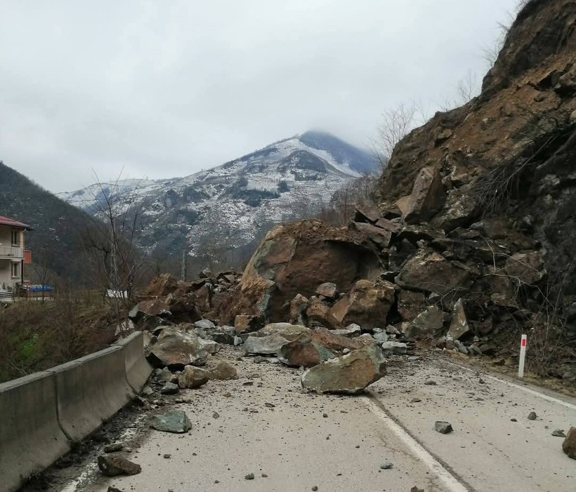 Ordu'da Heyelan: Dev Kayalar Yola Düştü, Karayolu Ulaşıma Kapandı - Resim : 1