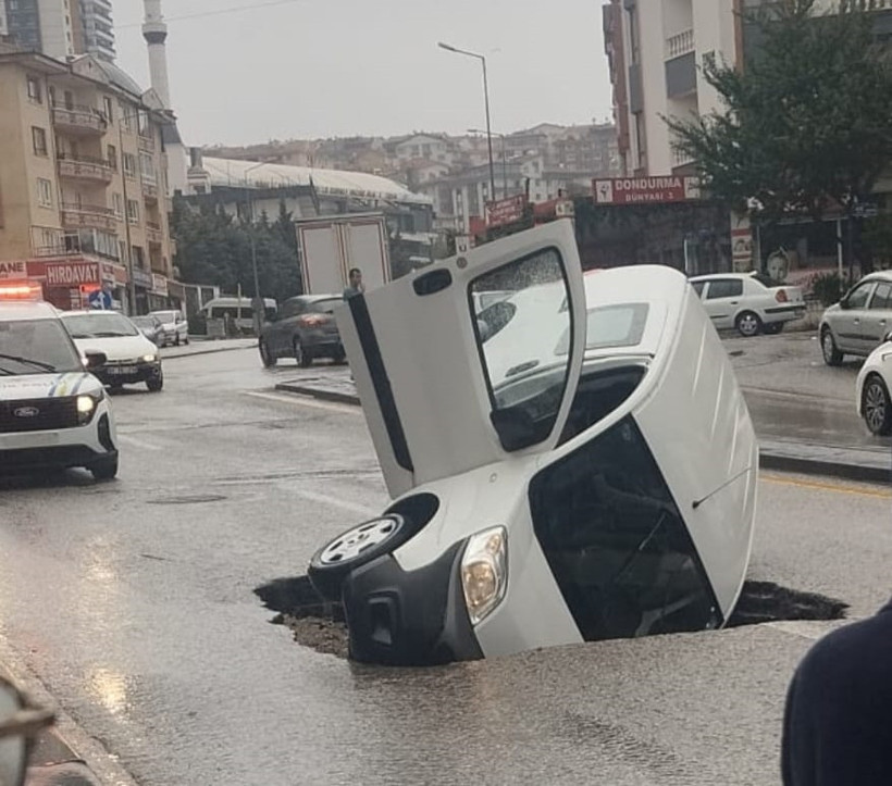 Sağanak Ankara ve İstanbul'u Vurdu: Yollar Çöktü, Su Baskınları Hayatı Felç Etti - Resim : 1