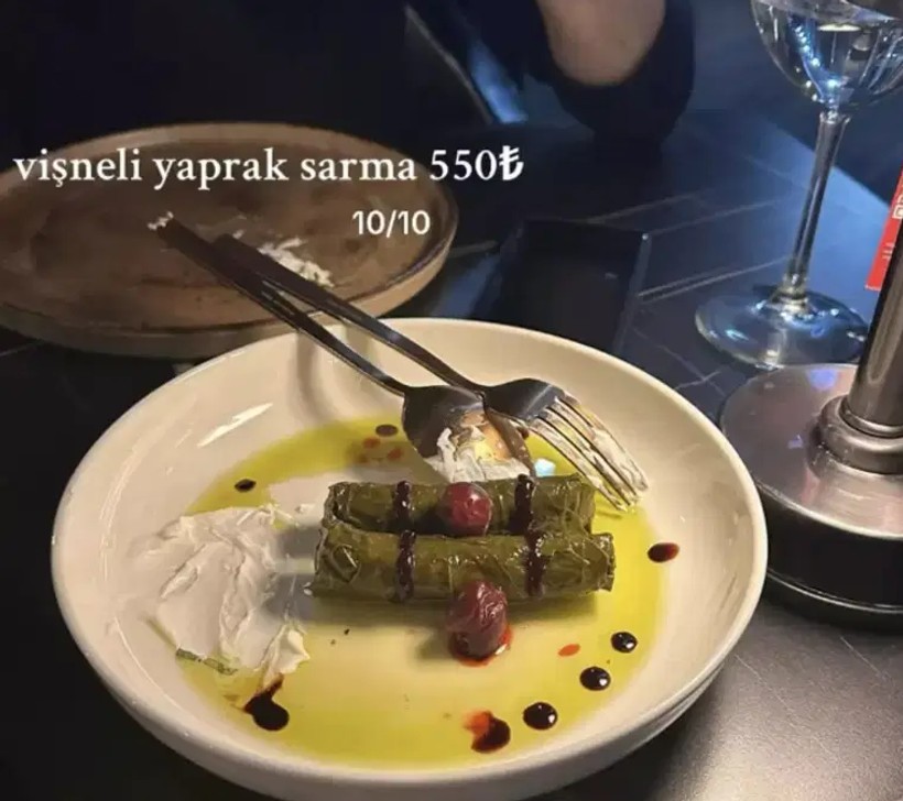 MasterChef Jürisi Mehmet Yalçınkaya'nın Restoranı Yine Olay Oldu! Sosyal Medyayı İkiye Bölen Tabak... 2 Sarmaya Bu Kadar Para Verilir mi? - Resim : 1