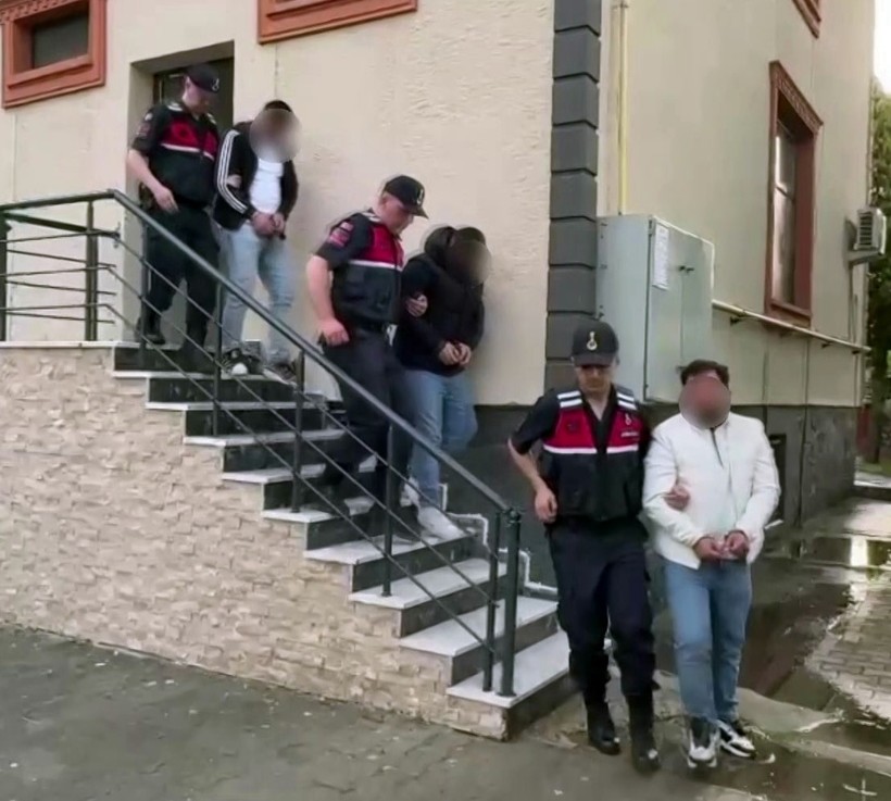 Bungalovda 'Maskeli' Facia! Tatilde Cehennemi Yaşadılar! Her Detayı Korkunç... O Anlar Kamerada - Resim : 4
