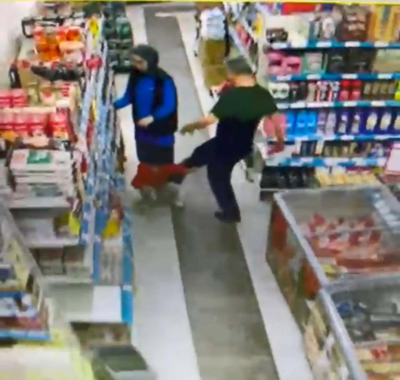 Markette Çocuğunu Tekmeledi, Gözaltına Alındı! O Anlar Kamerada - Resim : 1