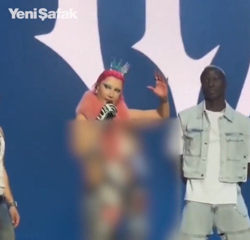 İktidara Yakın Yeni Şafak'tan Hande Yener'e Sansür! Hem Hedef Aldı Hem Blurladı - Resim : 2