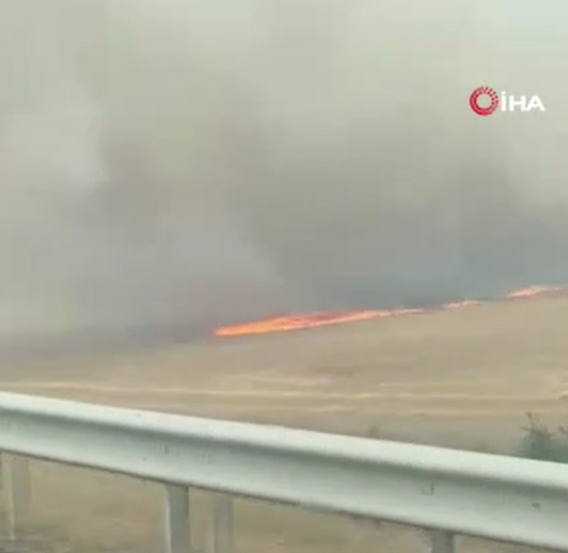 Silivri'deki Yangın TEM Otoyolu'nu Vurdu: Trafikte Aksamalar Yaşanıyor - Resim : 1